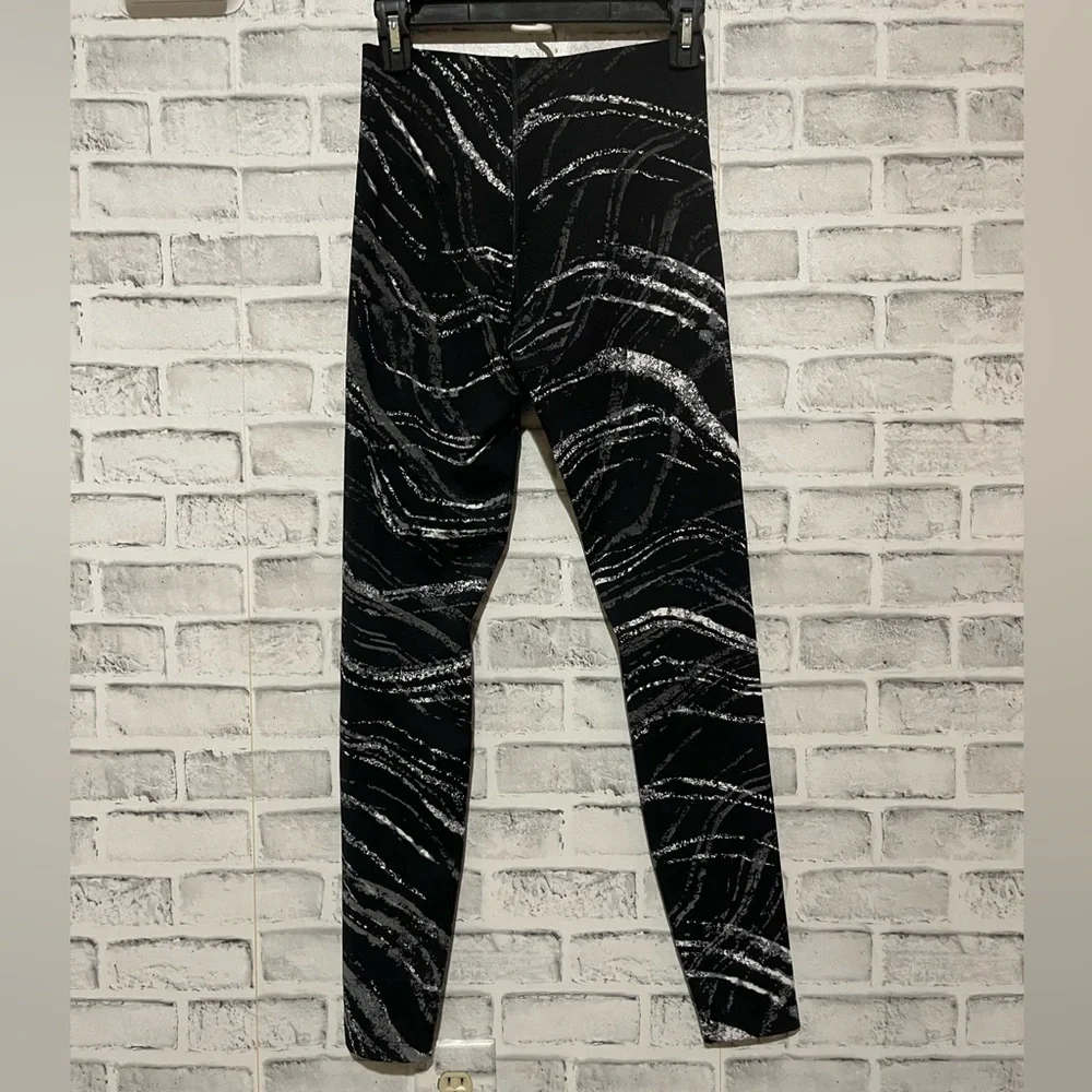 Women’s Victoria’s Secret PINK active black w/ gray & white  pattern leggings Sm - Picture 2 of 5
